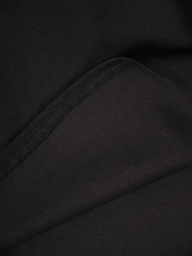 Elegancka czarna bluzka z dekoltem w serek – prosty fason z akcentem panterki, wysmuklający 38837