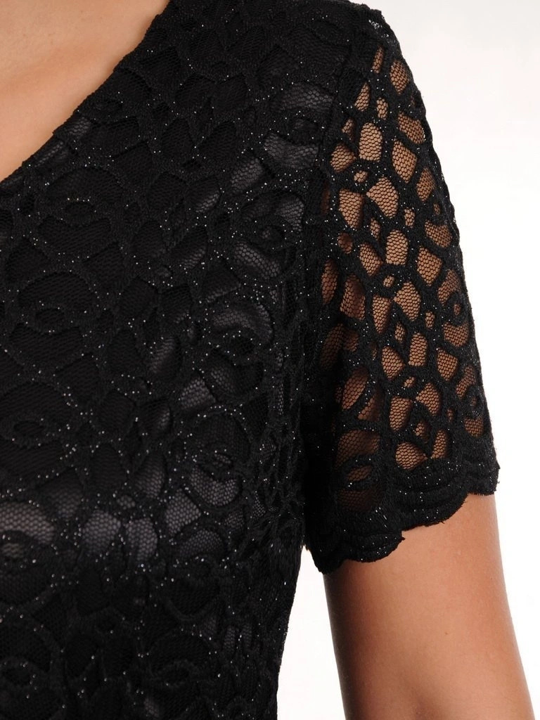 Elegancka czarna sukienka wieczorowa z koronką – prosty fason z dekoltem serek na andrzejki 24051