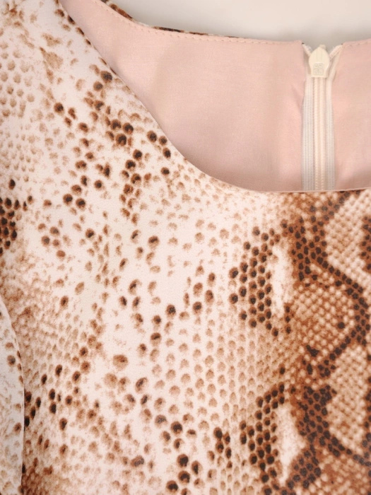 Elegancka sukienka trapezowa midi w zwierzęcy deseń – tuszujący krój z efektownym wiązaniem rękawów 30675