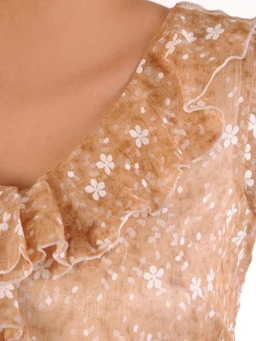 Elegancka beżowa sukienka midi rozkloszowana w kwiaty – kobiecy fason z żabotem 26174