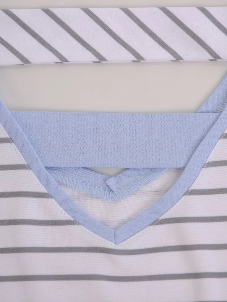 Elegancka sukienka dzianinowa ołówkowa w paski – wysmuklający fason z dekoltem V 11695
