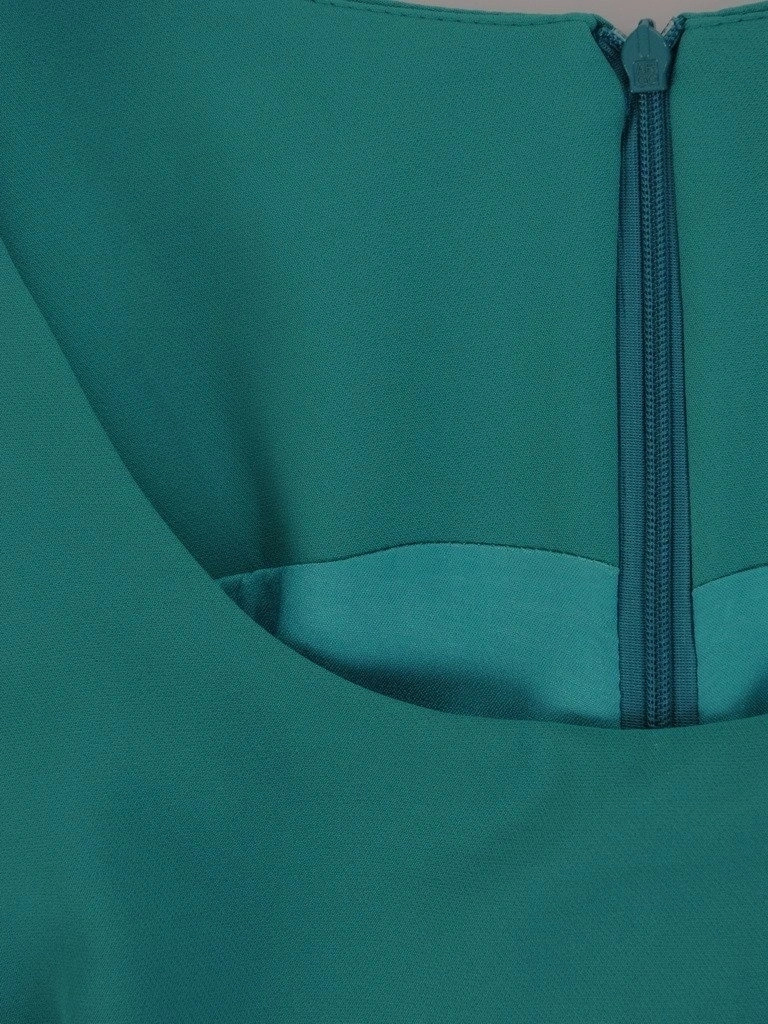 Elegancki komplet damski na wesele szmaragdowy – prosty fason maskujący biodra 21334