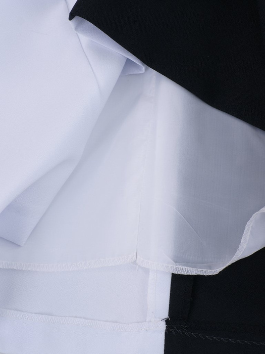 Czarno-biała sukienka Pamela III, nowoczesna kreacja w geometryczny wzór.