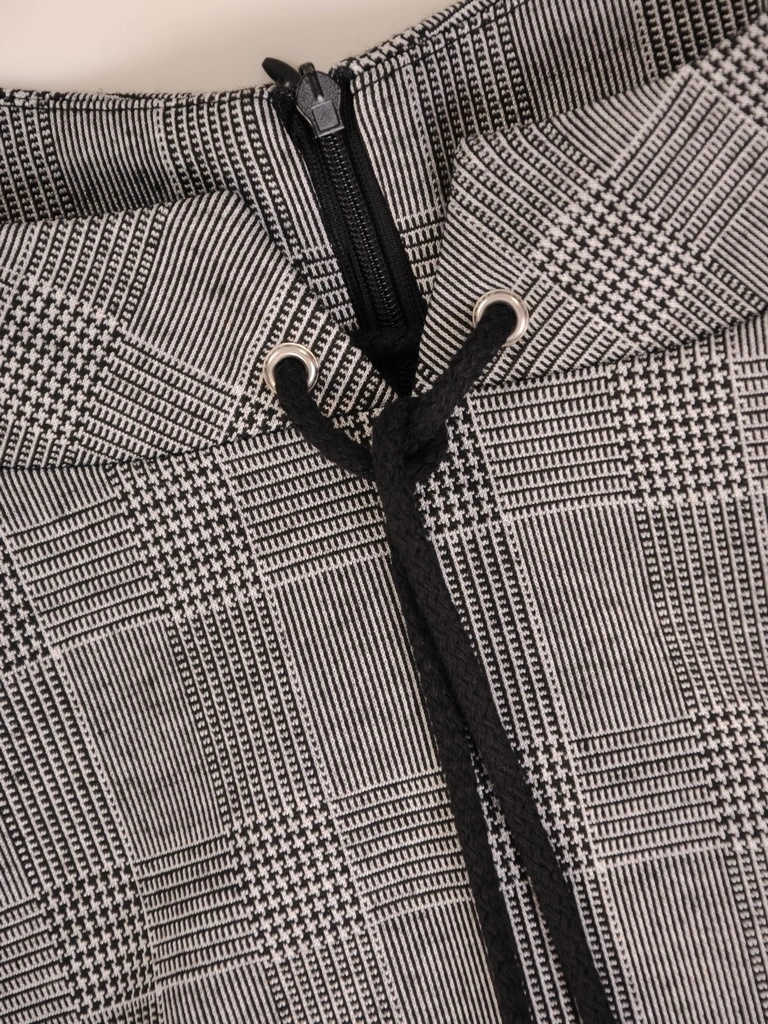 Elegancka prosta sukienka midi w kratę z rękawem 3/4 – fason z baskinką wysmuklający proporcje 33924
