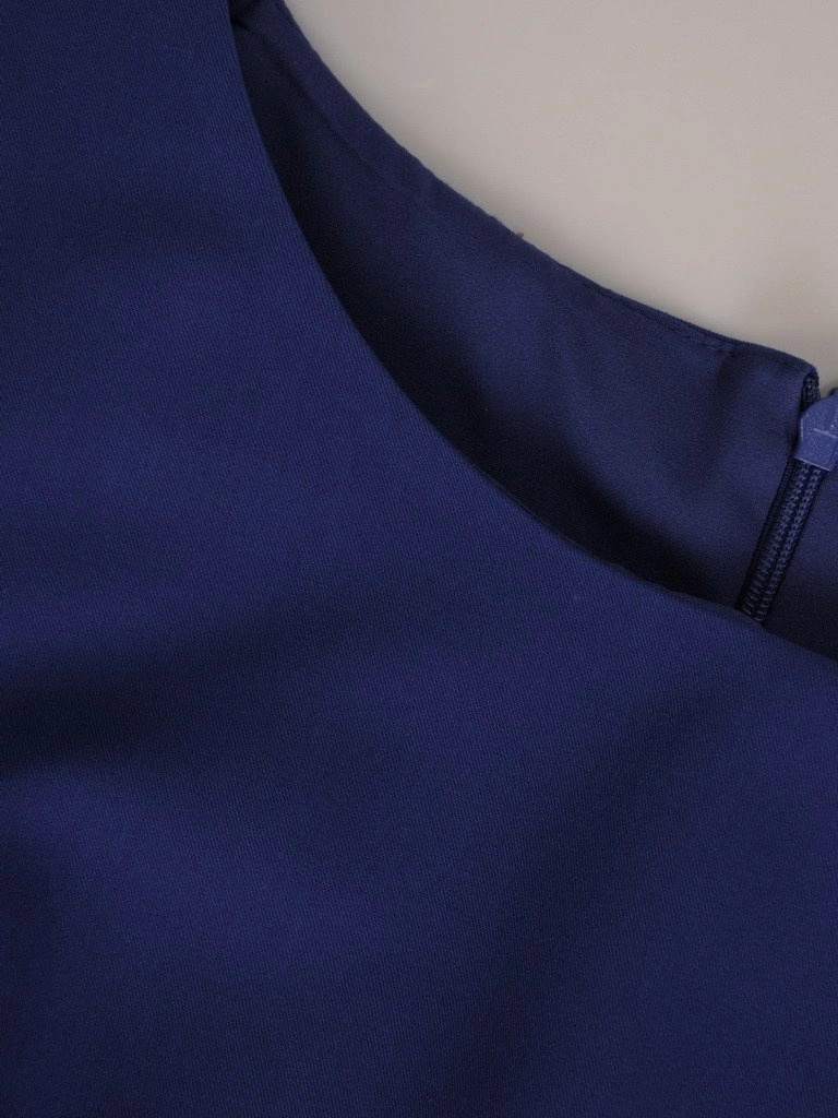 Elegancka chabrowa suknia wieczorowa o prostym fasonie – stylowy dekolt łódka i efektowne rozcięcie na nogę 18752