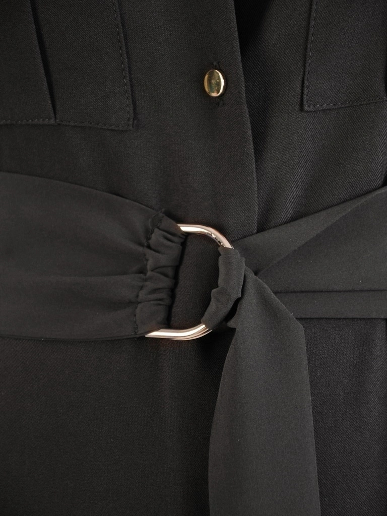 Elegancka czarna szmizjerka midi z paskiem i stójką – rozkloszowany dół akcentujący talię 34724