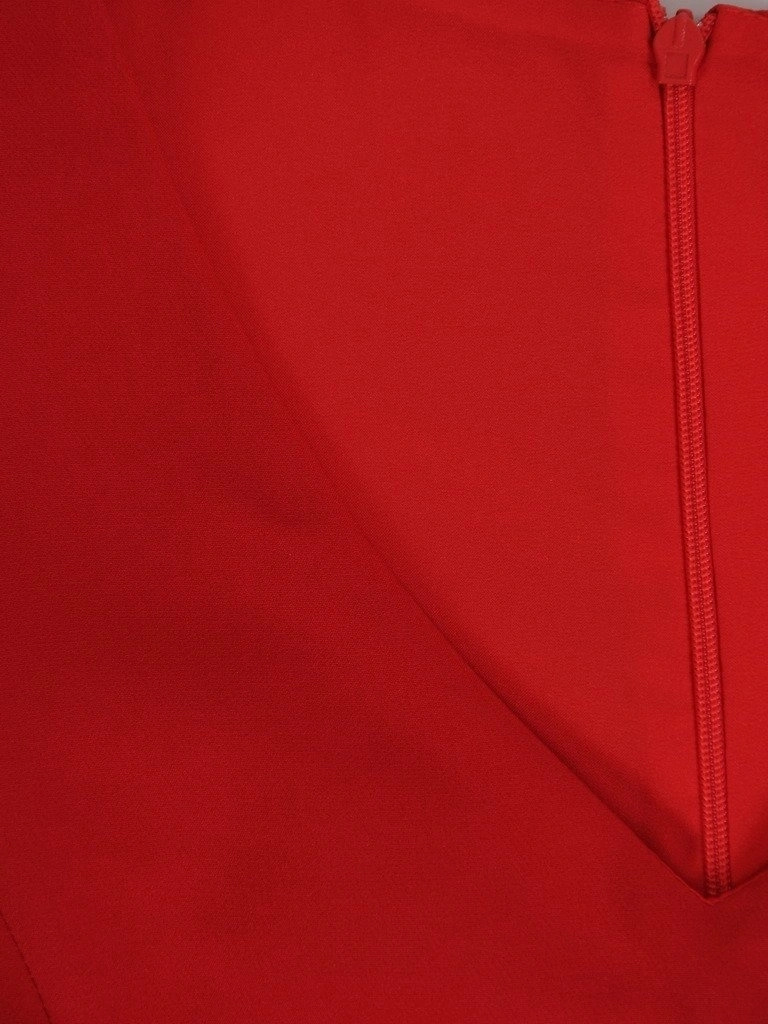 Czerwona kreacja wieczorowa z dekoltem serek – asymetryczny rozkloszowany fason z kieszeniami 21531