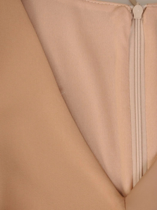 Wizytowa beżowa sukienka midi o prostym fasonie – eleganckie wstawki z ekoskóry i rozcięcie 34163