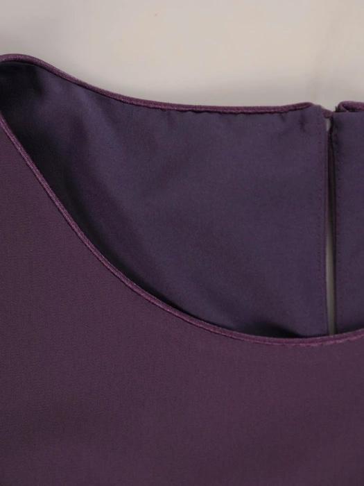 Elegancka fioletowa sukienka trapezowa do kolan – ozdobne rękawy 3/4 z perełkami 25807