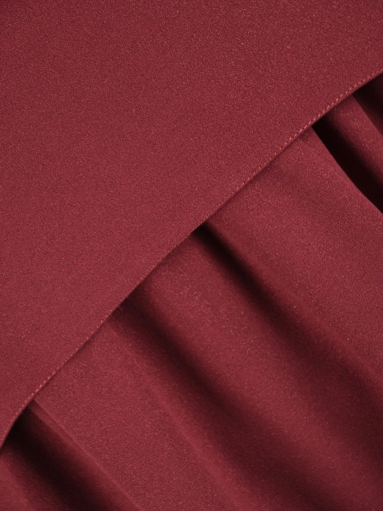 Elegancka bordowa sukienka trapezowa midi – ozdobne wiązania na rękawach i dwuwarstwowy przód 26816