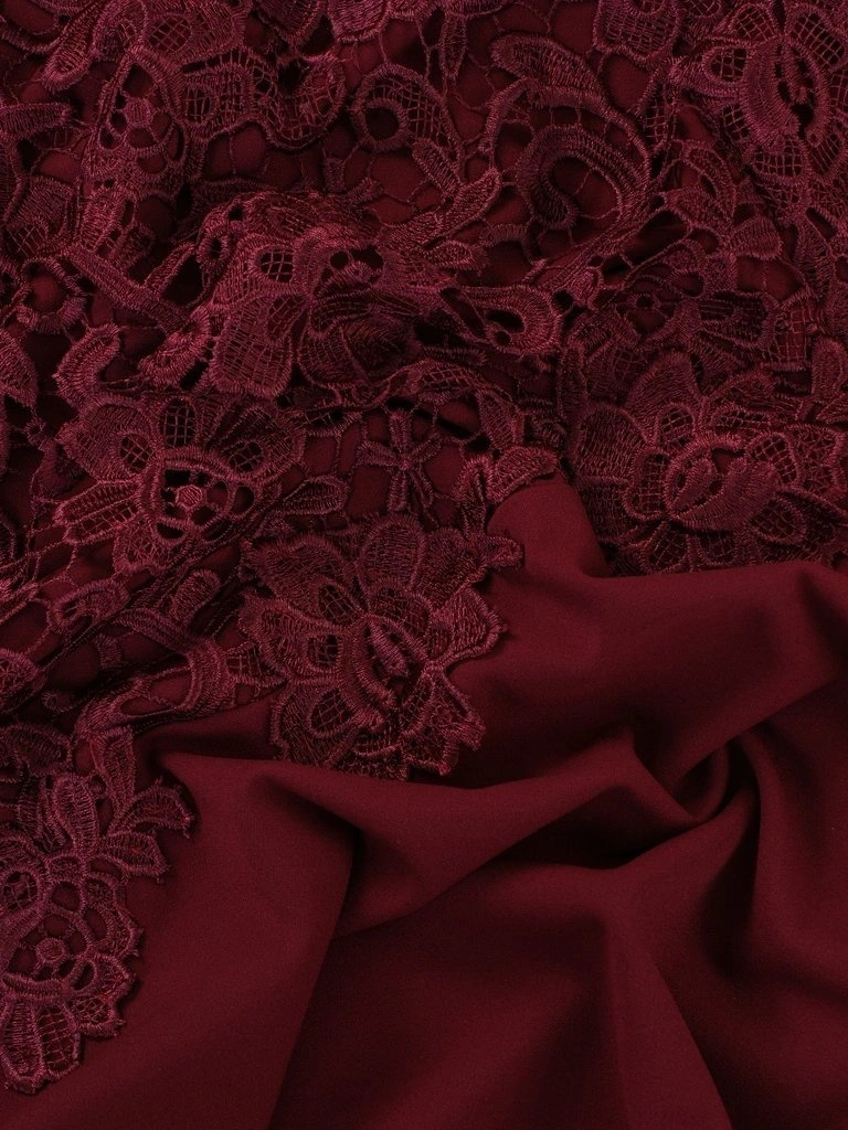 Elegancka bordowa sukienka midi na andrzejki i święta – prosty fason z gipiurą modelujący sylwetkę 14572