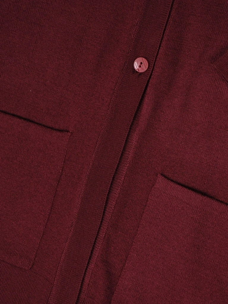Bordowy sweter damski rozpinany o prostym kroju – elegancki model z kieszeniami i dekoltem w serek 38970