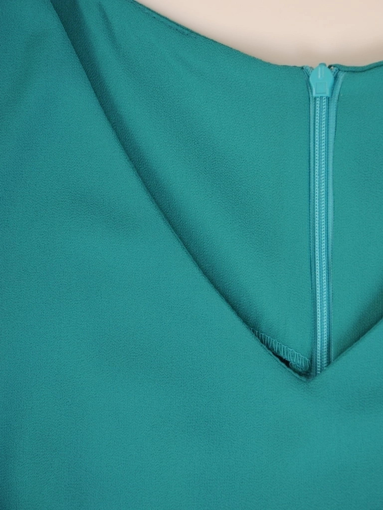 Elegancka sukienka wieczorowa na wesele i andrzejki – prosty fason dwuwarstwowy wysmuklający sylwetkę 33890