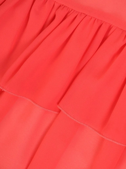 Elegancka suknia wieczorowa maxi w kolorze koralowym – prosty fason z dekoltem w serek pięknie wysmukla 29248
