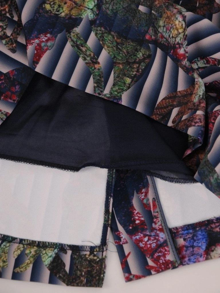Elegancka granatowa sukienka midi z narzutką i klamrą – optycznie wyszczuplający prosty krój 17599