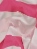 Rozkloszowana sukienka midi w różowe paski – lekko przedłużany tył z ozdobną kokardą 28287