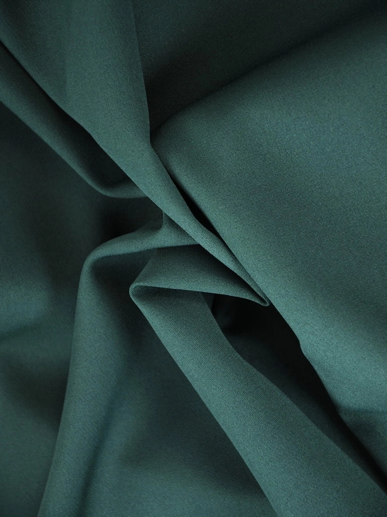 Elegancki komplet damski ze spodniami na wesele butelkowa zieleń – kopertowy dekolt i pasek modelujący talię 37239