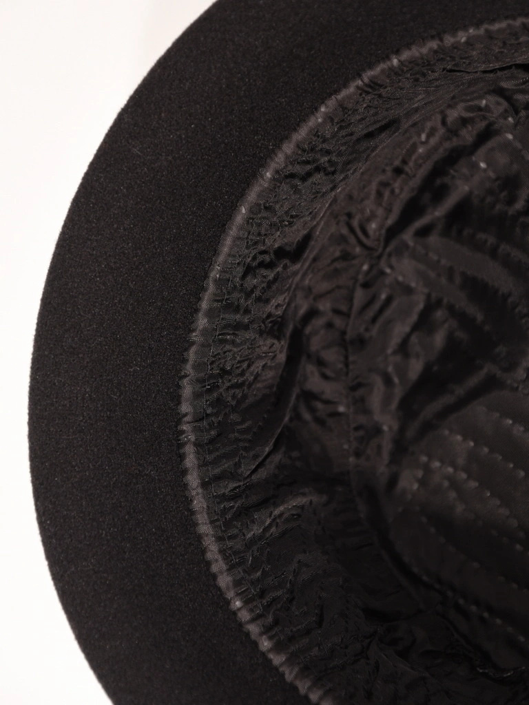 Elegancki kapelusz damski zimowy cloche – ocieplany model z wywiniętym rondem i ozdobnym akcentem 40524