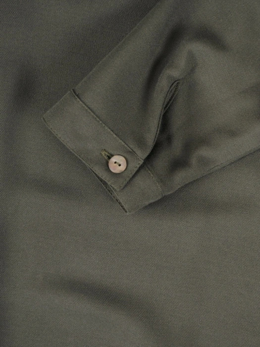 Elegancka wiskozowa koszula damska khaki – prosty krój z kieszenią maskujący biodra 39137