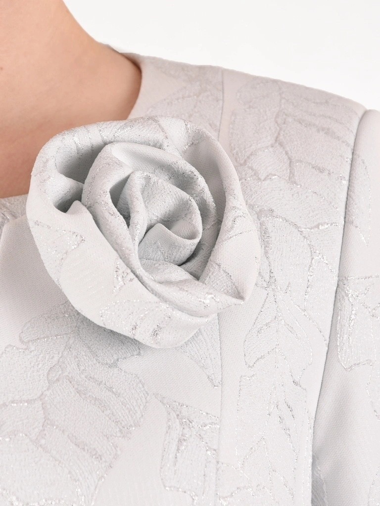 Szary kostium damski na wesele z ołówkową spódnicą – elegancki żakiet z ozdobnym kwiatem 41784