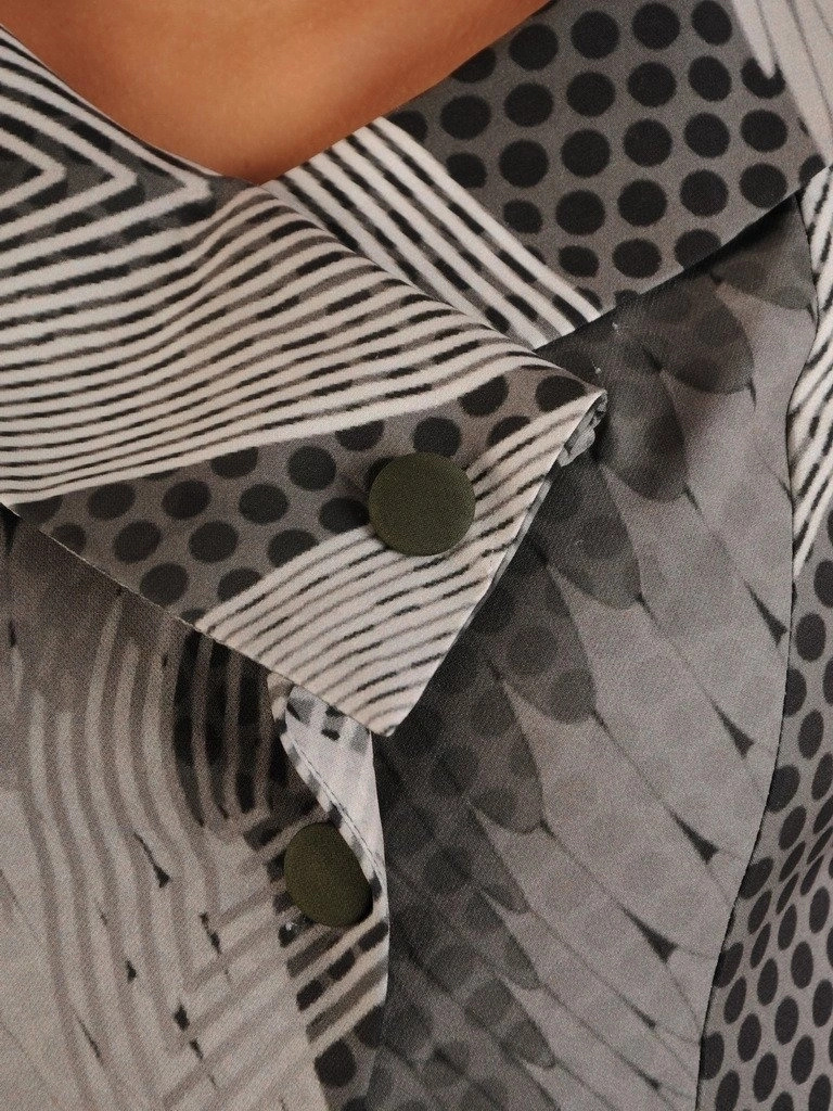Elegancka ciemnozielona sukienka z kołnierzykiem – prosty fason z ozdobnymi mankietami 23161