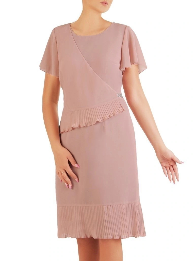 Elegancka sukienka koktajlowa pudrowy róż – prosty fason midi z rozszerzanymi rękawami 26361