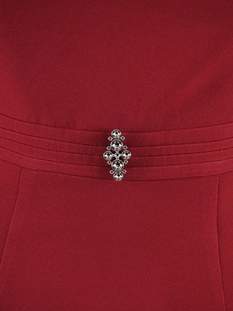 Bordowa prosta sukienka midi z dekoltem łódka – elegancka kreacja z broszką i rękawem 3/4 12968