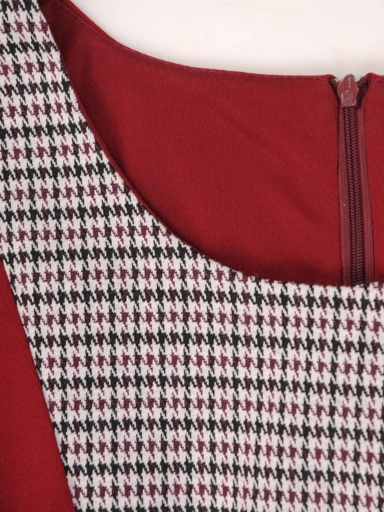 Elegancka sukienka jesienna w kratkę o prostym fasonie – wstawki ze skóry ekologicznej i komfort noszenia 30813
