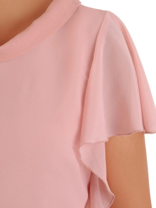 Elegancka sukienka wizytowa midi w pudrowym różu – luźny, prosty fason z połyskującym akcentem 26780