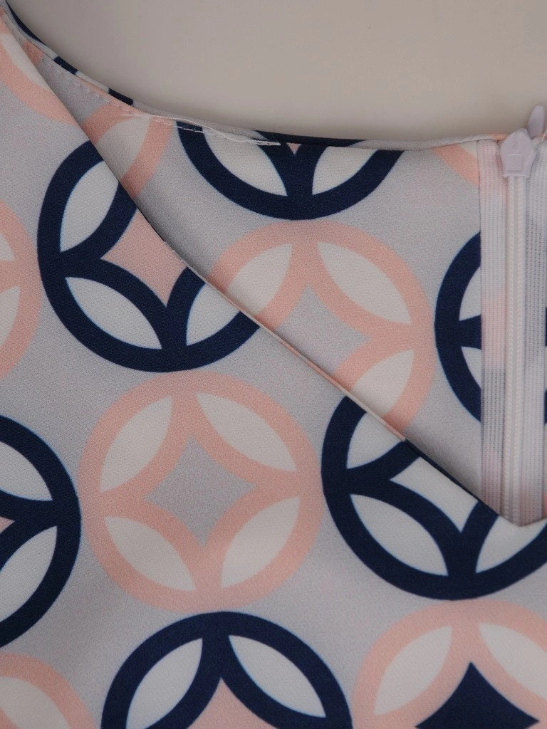Popielata sukienka ołówkowa midi w elegancki wzór – kobiecy krój z dekoltem w serek do pracy i na wizytę 11491