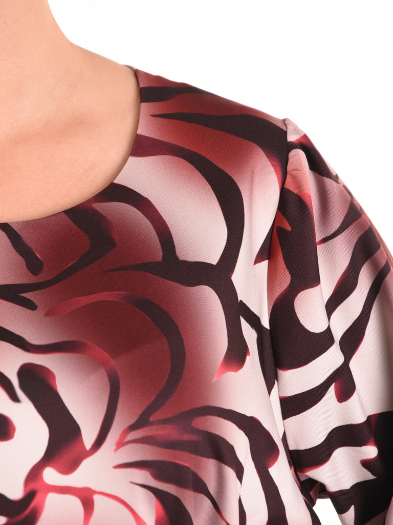Czerwona bluzka wizytowa trapezowa – kobiecy krój z ozdobnym wiązaniem na święta 42229