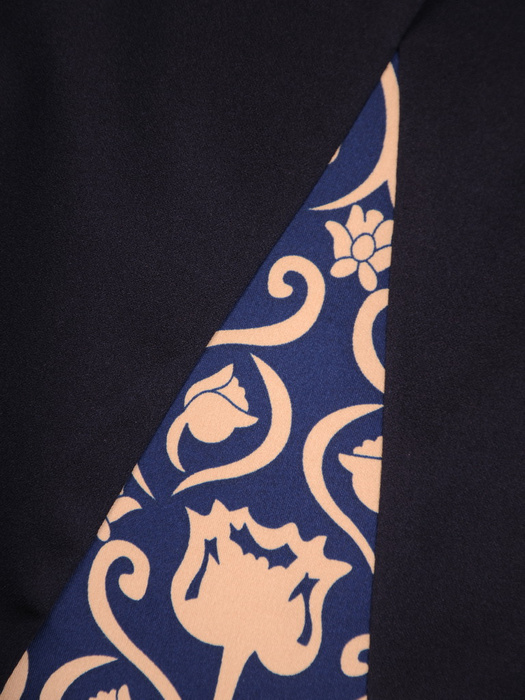 Granatowa sukienka z ozdobnym przodem maskującym niedoskonałości 30861