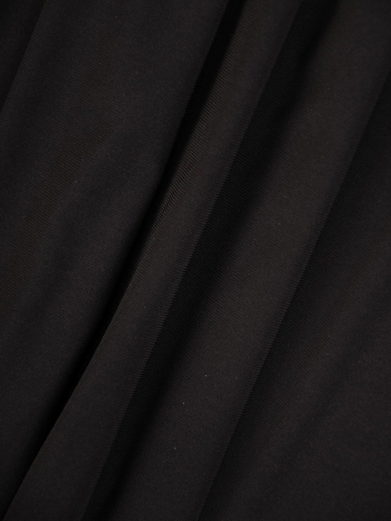 Czarna sukienka rozkloszowana midi z krótkim rękawem – kobiece marszczenie przy dekolcie 28667