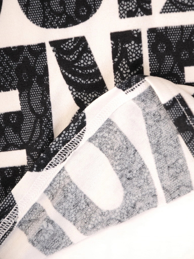 Elegancka bluzka wiskozowa w modne napisy – prosty fason z rękawem kimono i dłuższym tyłem 34195