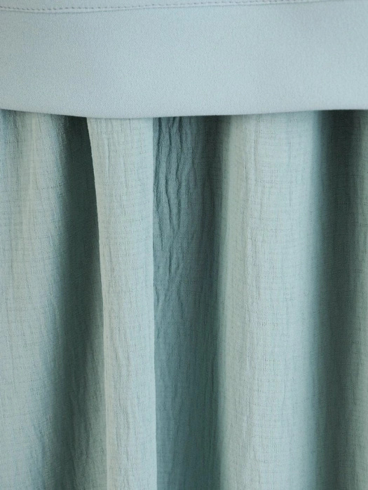 Elegancka zielona sukienka trapezowa midi – tuszujący fason z efektownym wiązaniem 29025