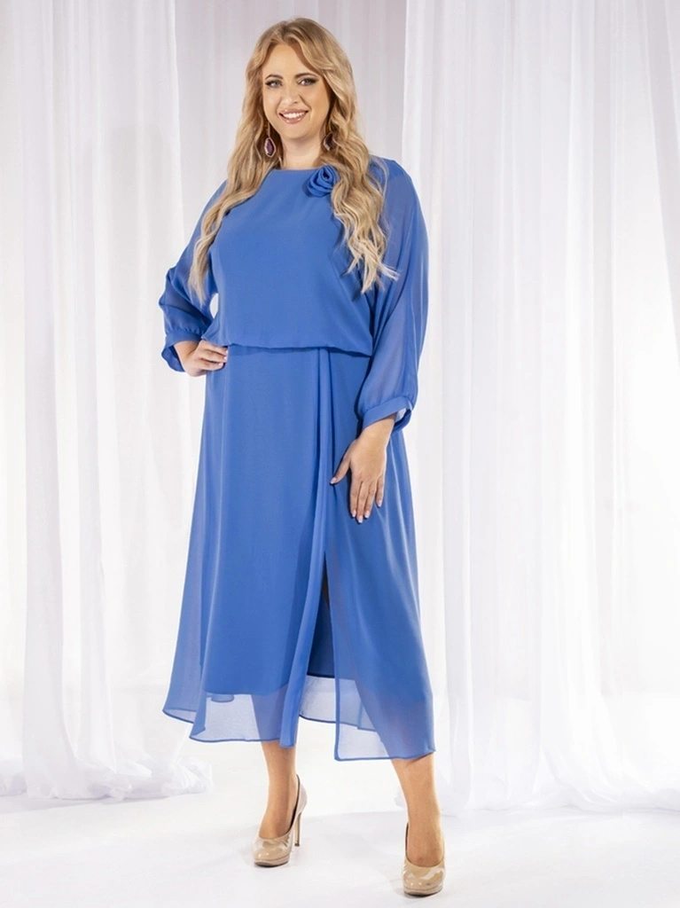 Niebieska sukienka maxi rozkloszowana – elegancka kreacja wieczorowa z ozdobnym rozcięciem z przodu i broszką 38081