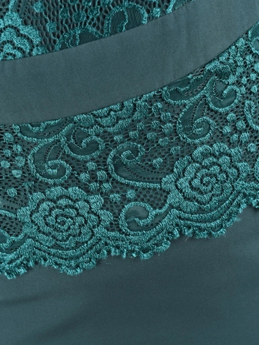 Wizytowa sukienka midi w kolorze butelkowej zieleni – prosty fason z elegancką baskinką 19293