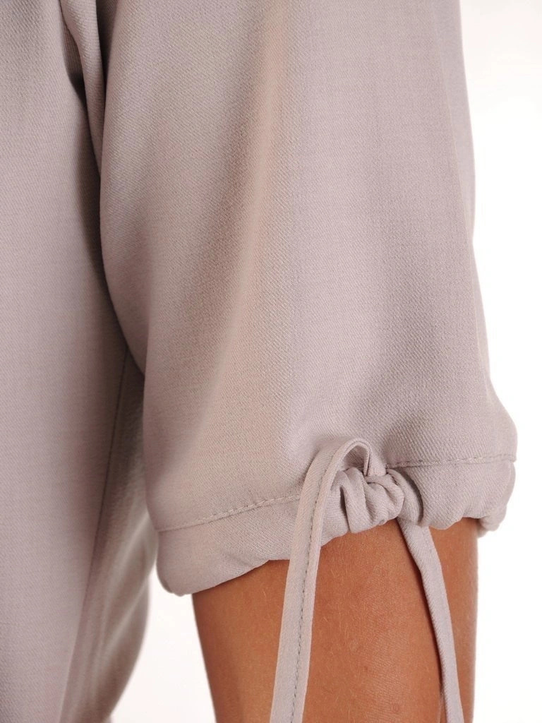 Elegancka beżowa sukienka rozkloszowana midi – wysmuklające przeszycia i regulowany ściągacz w talii 26461