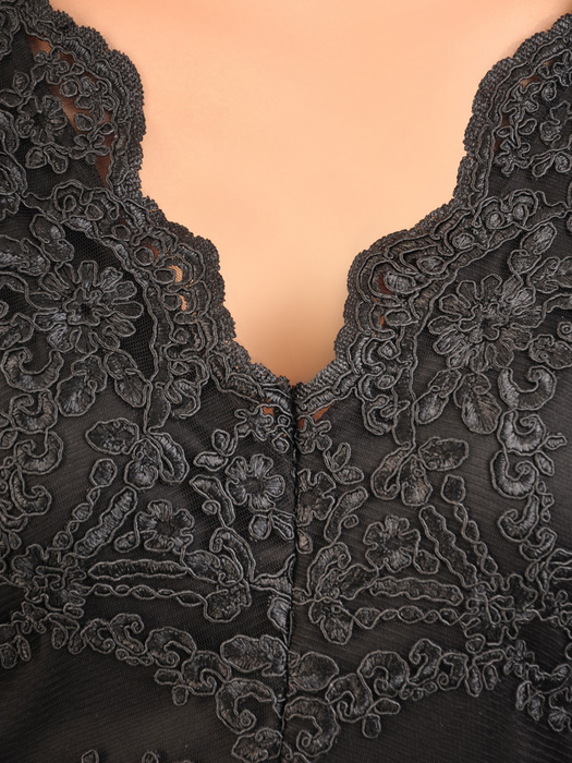 Sukienka koktajlowa maksi, czarna kreacja z koronkową górą 30731