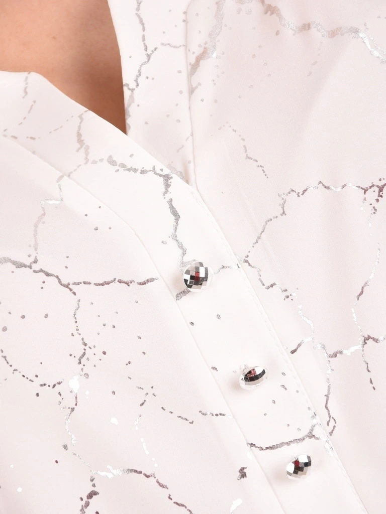 Elegancka bluzka plus size w bieli ze srebrnym motywem, dekolt V – z biżuteryjnymi guzikami i marszczonymi rękawami 3/4 41093