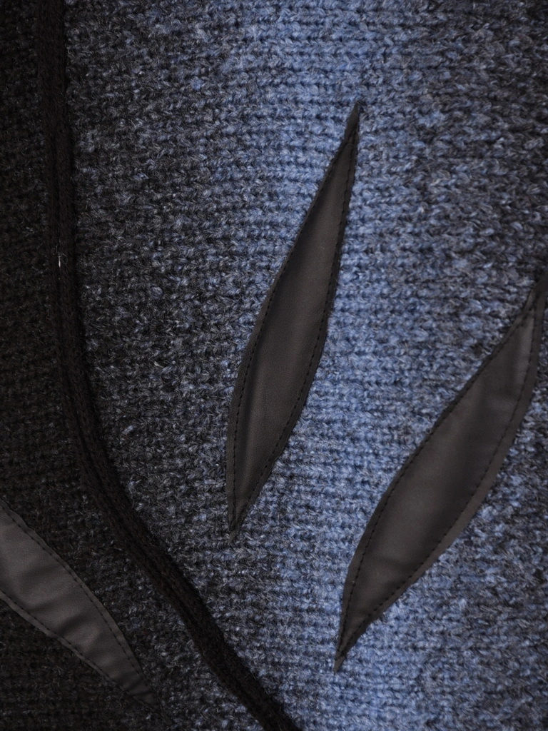 Elegancki granatowy sweter z kieszeniami – luźny fason ze stójką idealny na jesień 42179