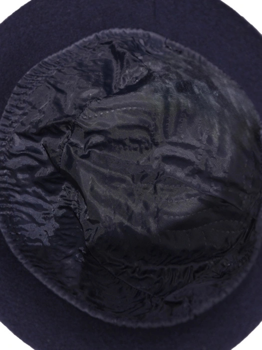 Granatowy kapelusz zimowy damski cloche – stylowe nakrycie głowy z biżuteryjnym akcentem 40917