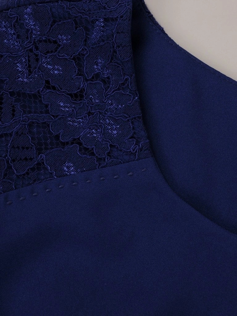 Chabrowa sukienka wieczorowa na andrzejki i przyjęcia – prosty fason z ozdobnymi przeszyciami 2897