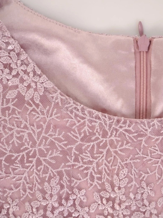 Elegancka sukienka na wesele w kwiaty – prosty fason wysmuklający sylwetkę z cekinami 25212