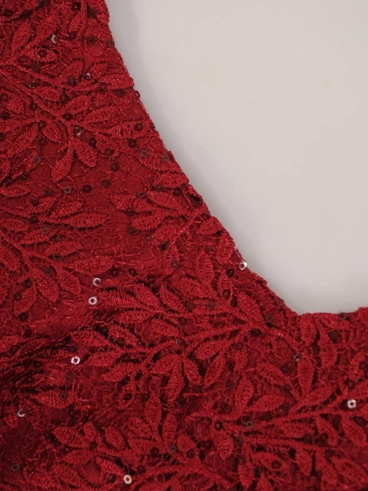 Elegancka sukienka na andrzejki i sylwestra rozkloszowana bordowa – fason pięknie modelujący talię 22678