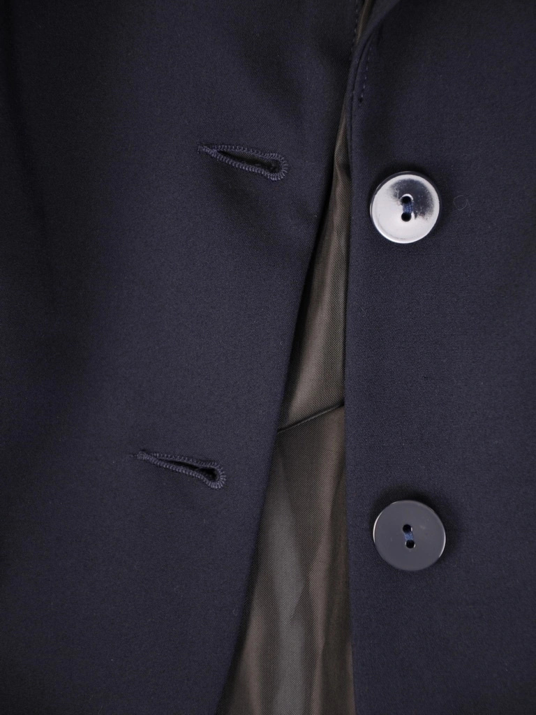 Elegancki granatowy żakiet damski do sukienki na wesele – prosty fason z ozdobnymi guzikami 31018