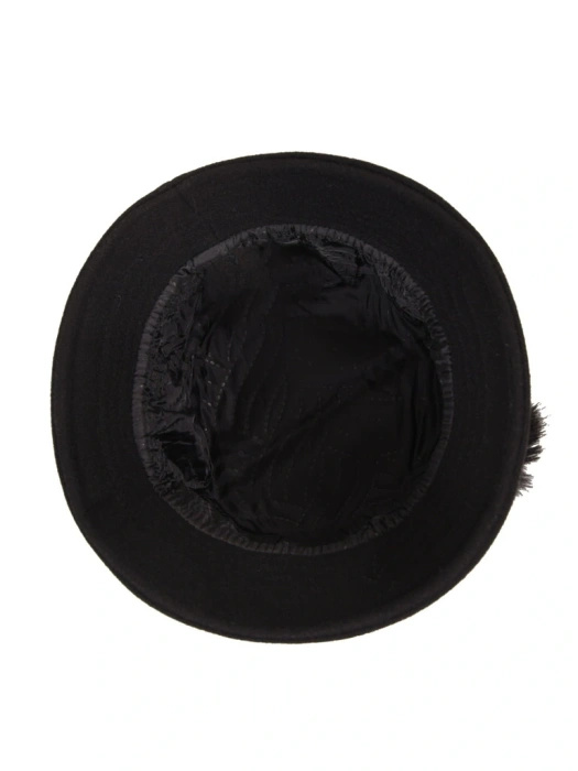 Elegancki kapelusz cloche damski w odcieniu czerni – z ocieplaną podszewką i odpinaną ozdobą 42359