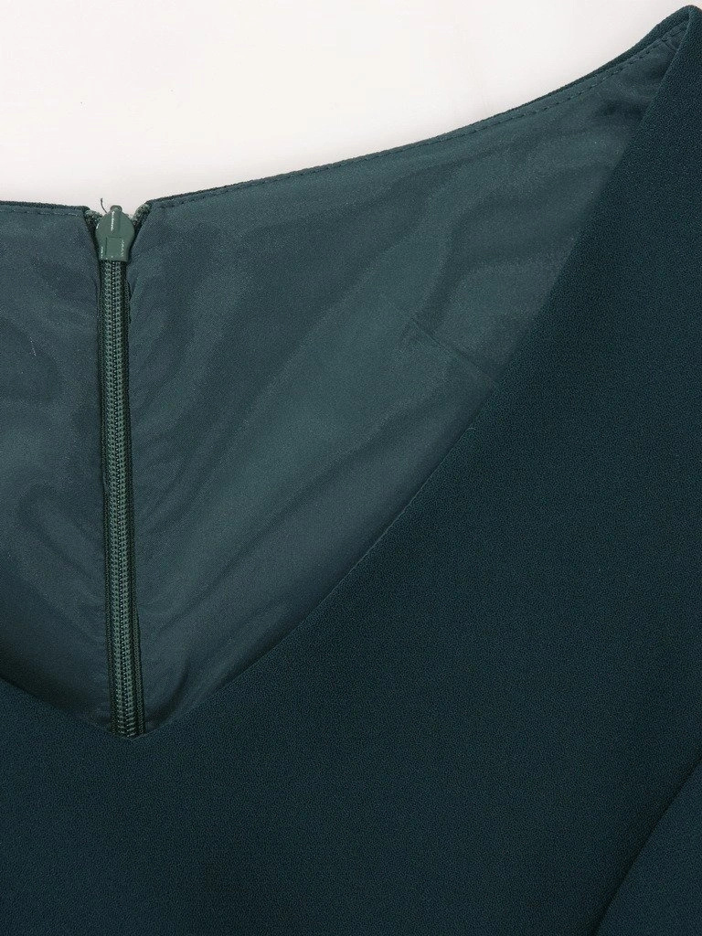 Butelkowo zielona sukienka maxi na wesele – prosty fason z dekoltem serek i rozcięciem 18290