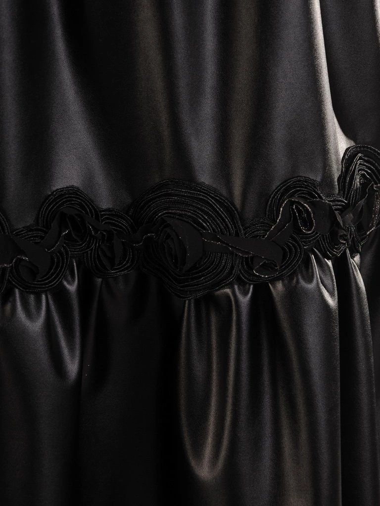 Elegancka czarna sukienka rozkloszowana do pracy – wysmuklający fason z falbaną 27972
