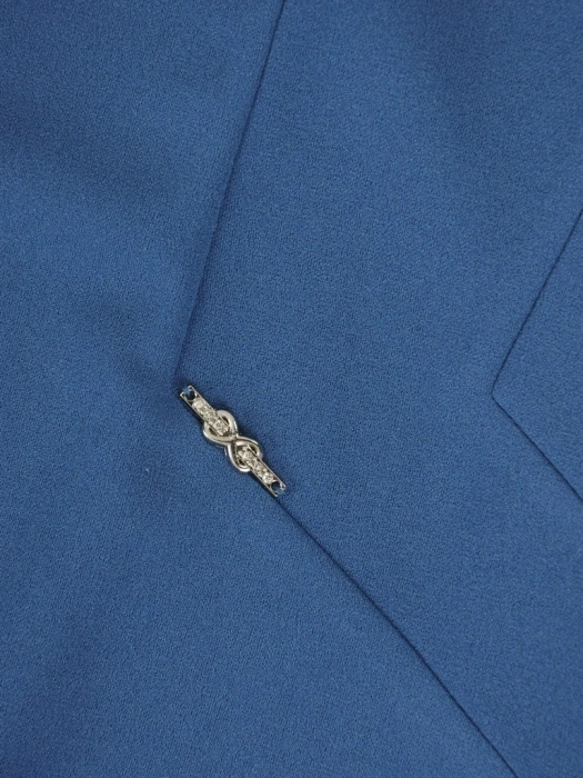 Elegancka niebieska sukienka midi o prostym kroju – wyszczuplające przeszycia i szykowny dekolt 37967